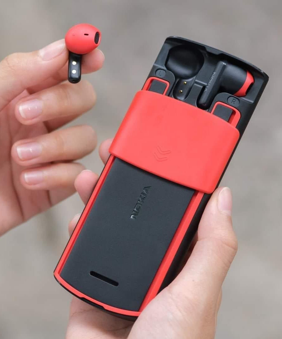 Nokia 5710 Mobile With Earpods